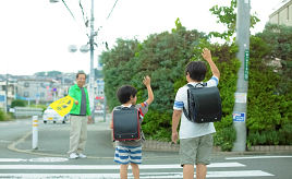 交通の方法に関する教則に表記がない？　「手上げ横断」の謎に迫る