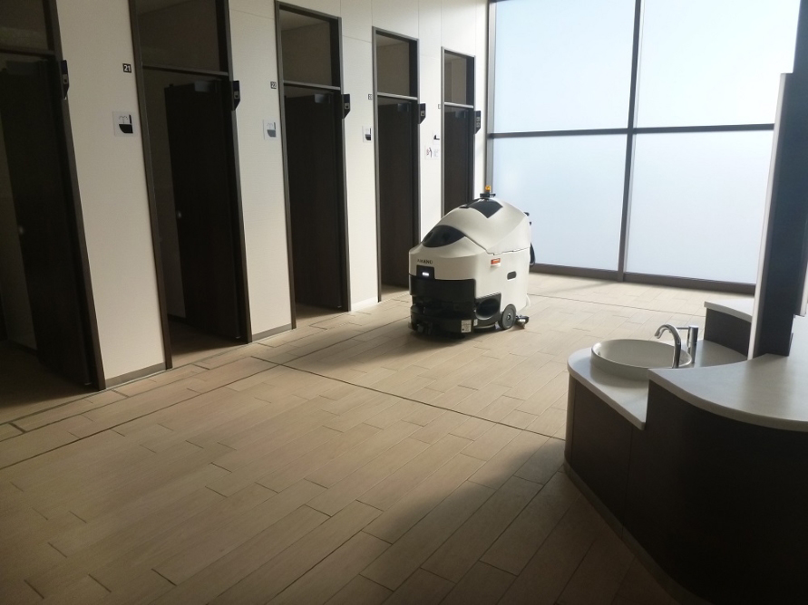蓮田SA（上り）では、芝刈り機の前にトイレの床掃除用のロボットを導入済みでした。（写真：NEXCO東日本）