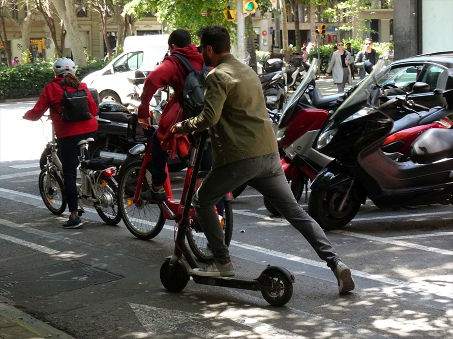 スペイン／バルセロナで見かけた電動キックスクーターの利用者。スペインでも自転車と同じような扱いで免許は不要となっている(撮影：会田肇)
