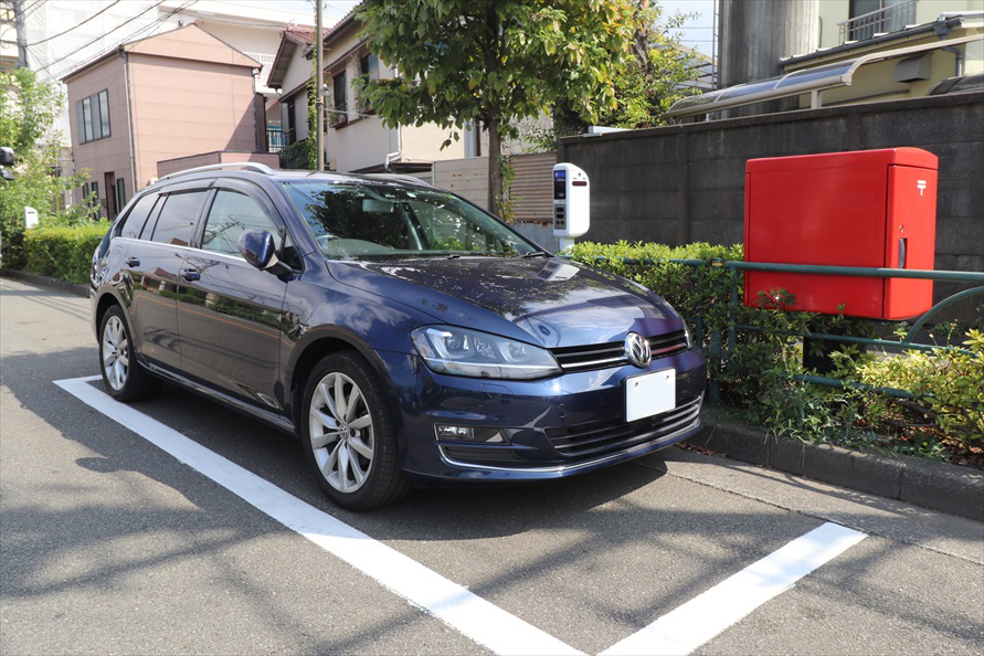 まずは駐車枠内にクルマを止める。