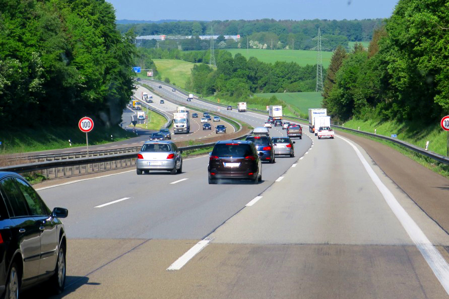 速度制限のない場所もある 海外の高速道路の最高速度ってどのくらい トヨタ自動車のクルマ情報サイト Gazoo