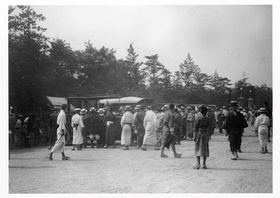 最初の集合地点となった日比谷公園にも、たくさんの見物者が集まった。