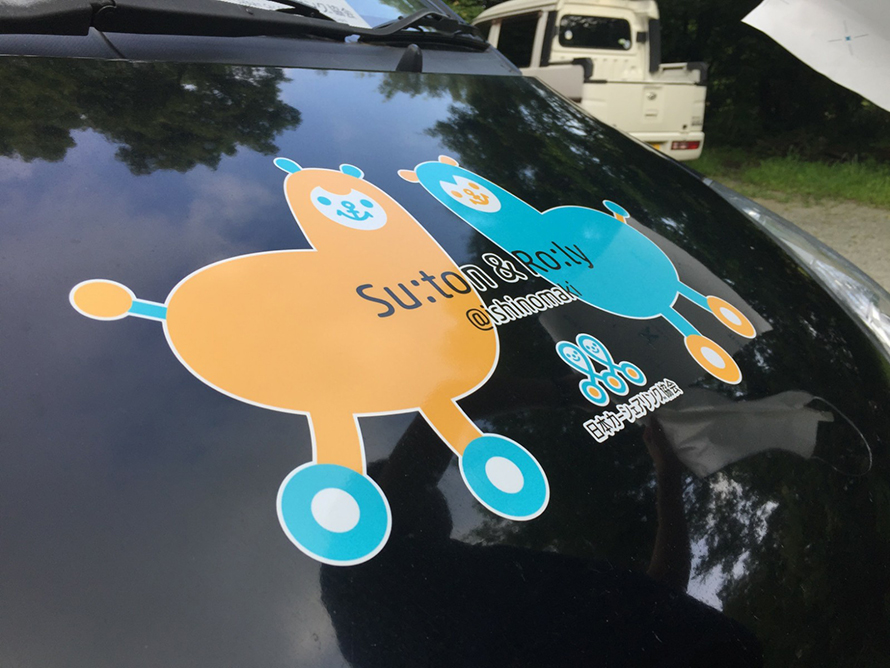 寄付車に貼った日本カーシェアリング協会のロゴ。少しでも地域の皆さんが以前のような暮らしに戻るうえで役立ててもらえればうれしい
