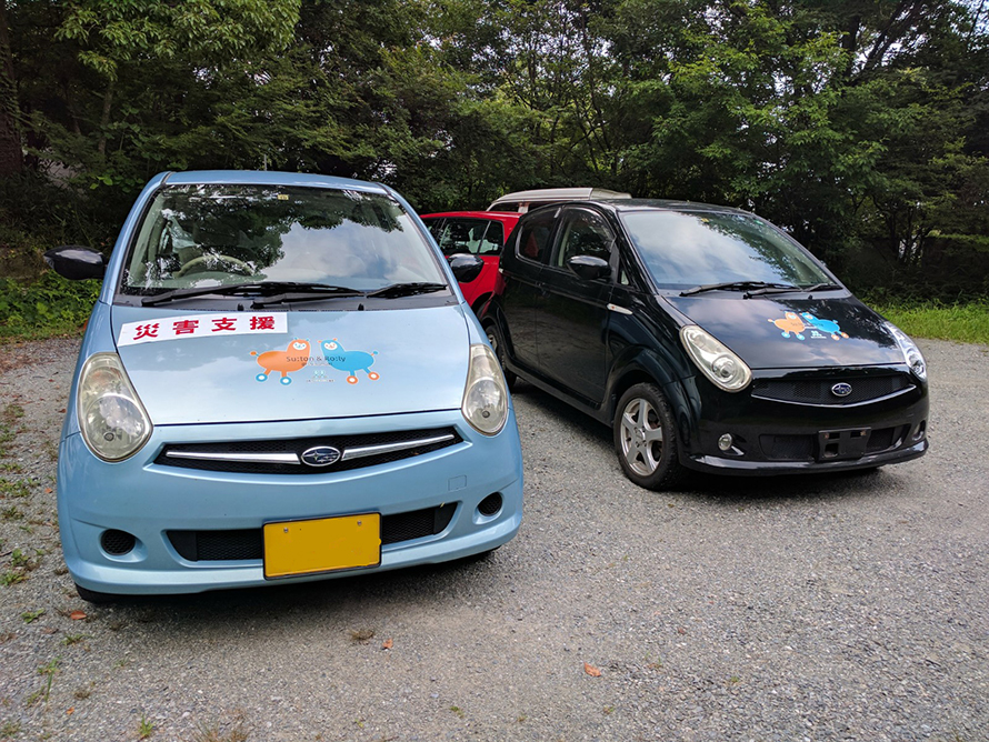 現地に同じR2がもう1台あったので記念撮影。石渡さんにR2を引き渡すとき、車体に触れながら、思わず「しっかり働けよ」と話しかけていた