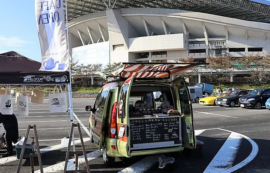 すっかりイベントの常連。カングーのカフェも早朝から開店準備