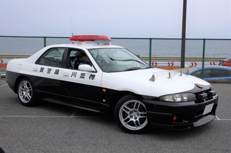 神奈川県警のR33スカイラインGT-R 4ドアパトカーもオーテック生まれ！
