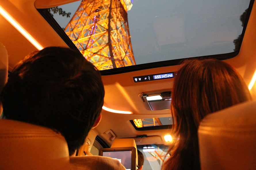 クルマはサンルーフ付きなので、車内からライトアップされた東京タワーをゆっくり眺めることも可能！