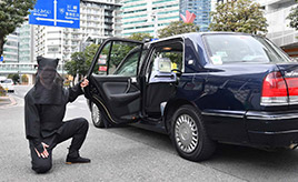 人力の自動運転!? 三和交通のユニークな新サービス「黒子のタクシー」とは？
