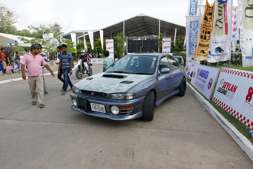 日本車ファンは多く、スバル・インプレッサの姿も。ハイブリッドもスポーツカーも、日本からの中古車輸入は盛ん