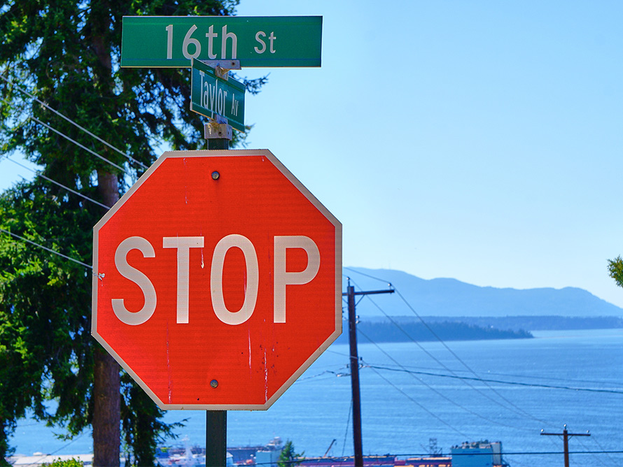 海外の「STOP」標識