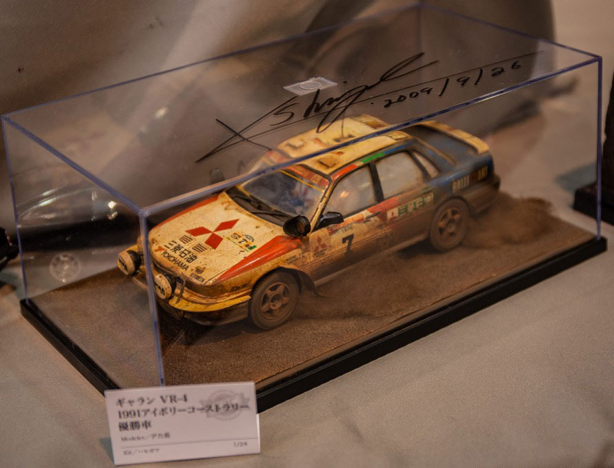 ラリードライバー篠塚建次郎氏が1991年のWRC「アイボリーコーストラリー」で総合優勝を飾った三菱ギャランVR-4。汚れやホコリを再現。ドライバー本人のサイン入り！