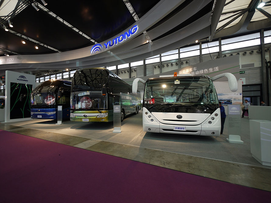 ランプバス（空港でターミナルと機体間の旅客輸送バス）など特殊用途のバスも見られる