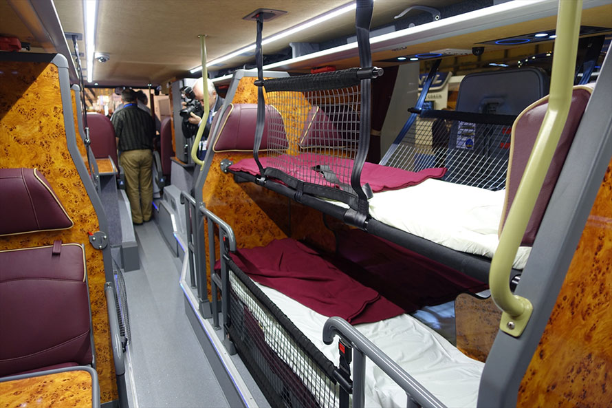 「スリーパー」の名の通り、客室にベッドが現れる。こんなバスでロングな旅に出かけてみたい