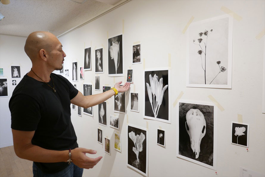 自宅の廊下に飾るというイメージの展示。印画紙が作る陰もまた作品か。作品のイメージに合うタイプの印画紙を選んでいるそう