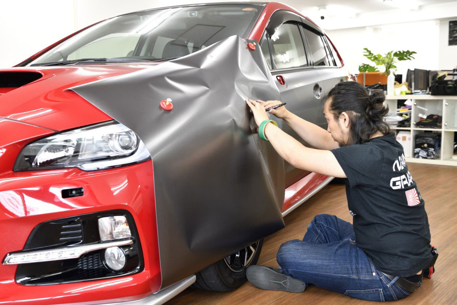 赤 マットグレーに 愛車をフルラッピングでイメージチェンジ トヨタ自動車のクルマ情報サイト Gazoo