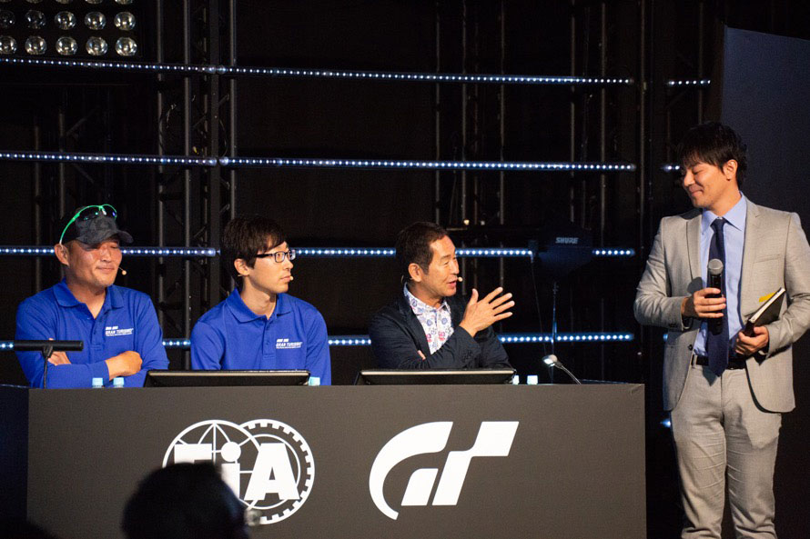 解説に土屋圭市氏が参加し、終始彼らのドライビングテクニック、マナー、戦略に感銘を受けていた。レース中の観戦の表情もSUPER GTと同じく真剣な表情だった。