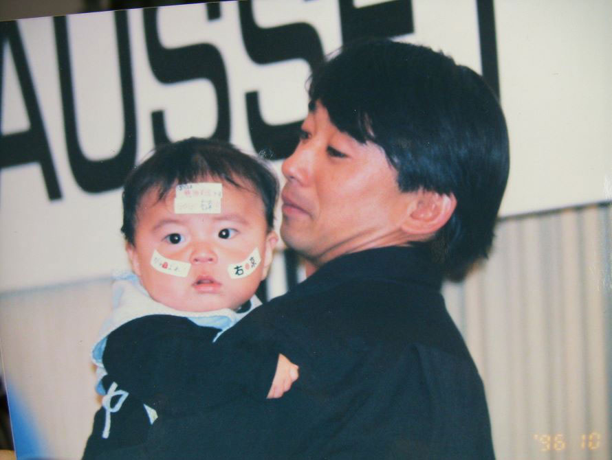 1996年10月、F1日本GPにて幼少期の笹原右京選手（左）と片山右京さん（右）。