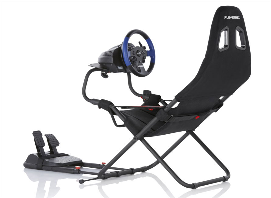 こちらはマイルストーンが販売中のレーシングシミュレーター「Playseat Challenge」（3万5700円・税別 ※ステアリングコントローラーは別売）。使わないときは折りたためる設計になっている。（写真提供：株式会社マイルストーン）