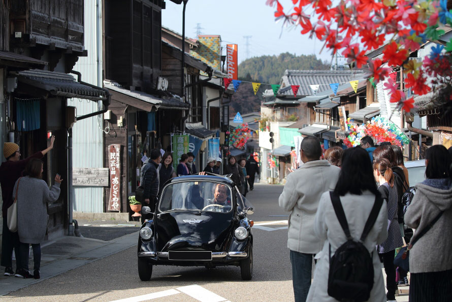 岩村本通りではラリーカーの通過後クラシックカーのパレードも行われた。こちらもいい雰囲気