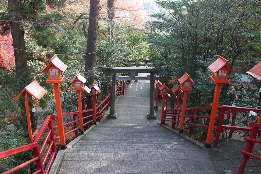 こちらは参拝客用の通路。初詣など人の多いときは階段が急で危険なので、境内に上がる手前で入場規制をかけることもあるとのこと