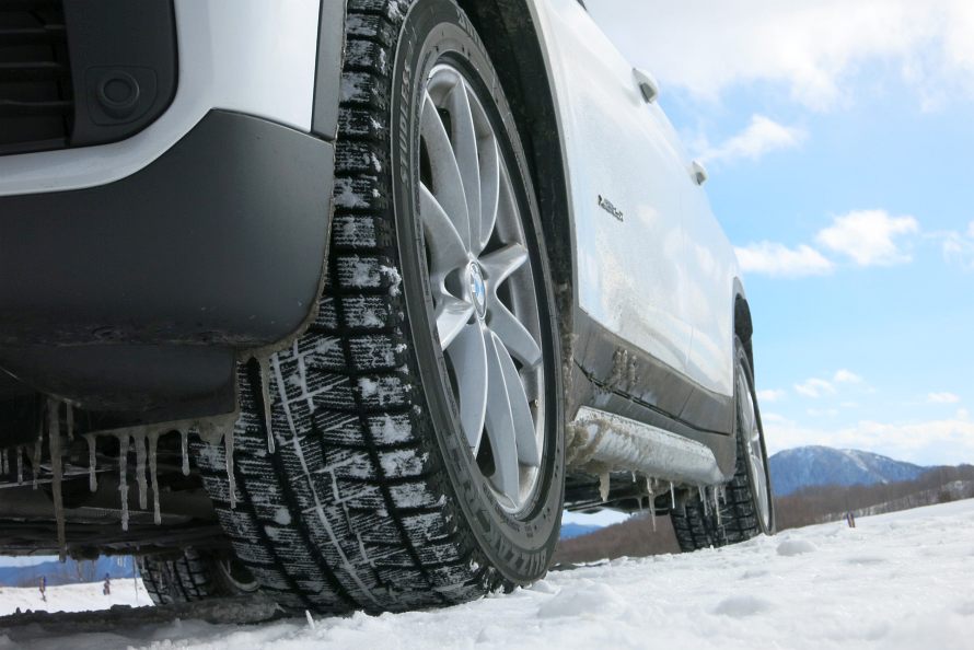意外と知らない疑問を解説 スタッドレスタイヤはどうして雪や氷の路面でも走れるのか トヨタ自動車のクルマ情報サイト Gazoo