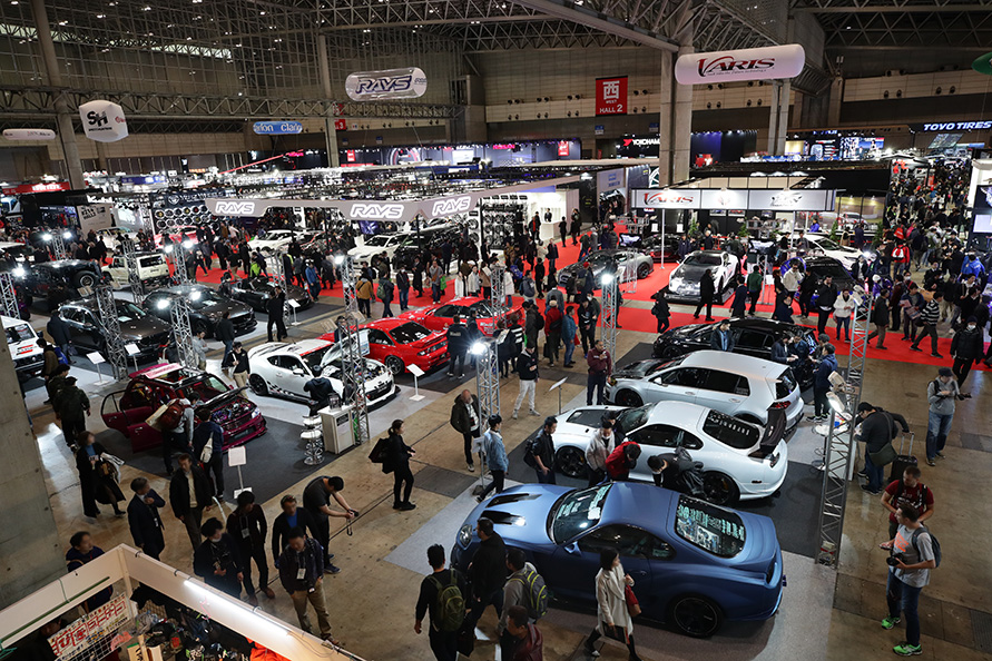 毎年多くの来場者と出展社でにぎわう東京オートサロン。自動車メーカーの出展は、日本のカスタマイズシーンを大きく変えた。