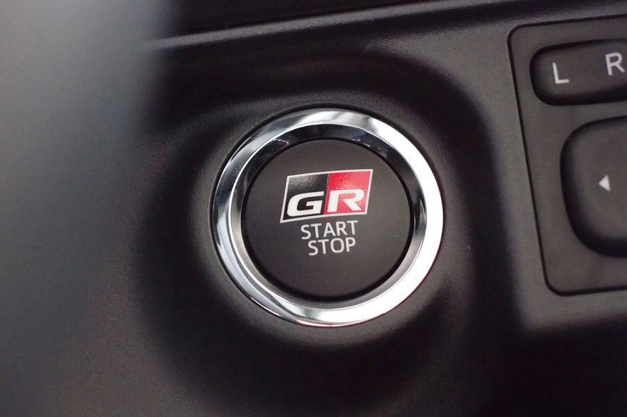 GRシリーズのスタートボタン。オリジナルロゴでドレスアップされる。