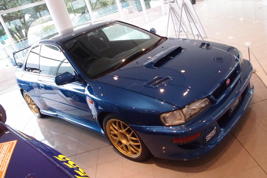 WRCを3連覇したラリーカーのイメージを再現した高性能モデル、インプレッサ22B STIバージョン。1998年に限定400台で販売された。