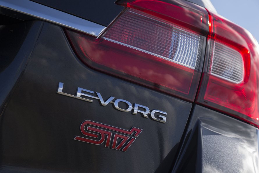 レヴォーグSTI Sportのバックドアには、レッドに塗られた「STI」エンブレムが添えられる。