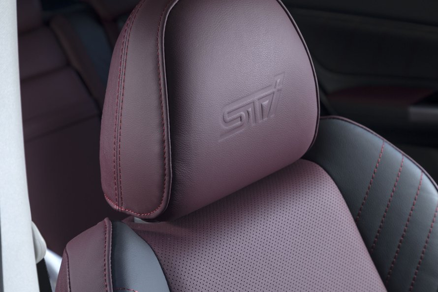 フロントシートのヘッドレストには、「STI」ロゴのエンボス加工が施されている。