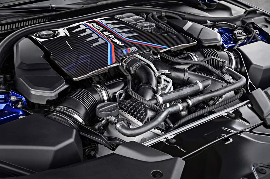 「BMW M Power」のロゴマークが目を引く、Mモデルのパワーユニット。写真は、最高出力600PSを発生するM5の4.4リットルV8ターボエンジン。