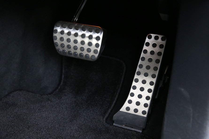 C180ローレウス エディションには、ラバースタッドが施されたステンレススチール製のアクセル＆ブレーキペダルが備わる。