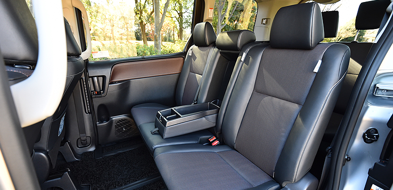 トヨタ エスクァイア 小物収納スペース 徹底検証 トヨタ自動車のクルマ情報サイト Gazoo
