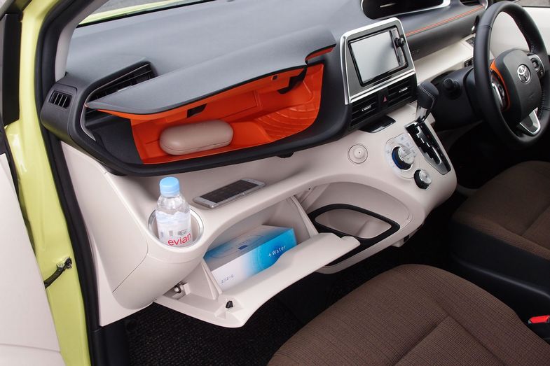 シエンタのうれしい機能 どの席にもある豊富な小物収納 トヨタ自動車のクルマ情報サイト Gazoo