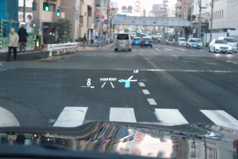 レクサスLXの先進機能 その⑫…フルカラーヘッドアップディスプレイ――少ない視線移動で安全に運転情報をキャッチ |  トヨタ自動車のクルマ情報サイト‐GAZOO