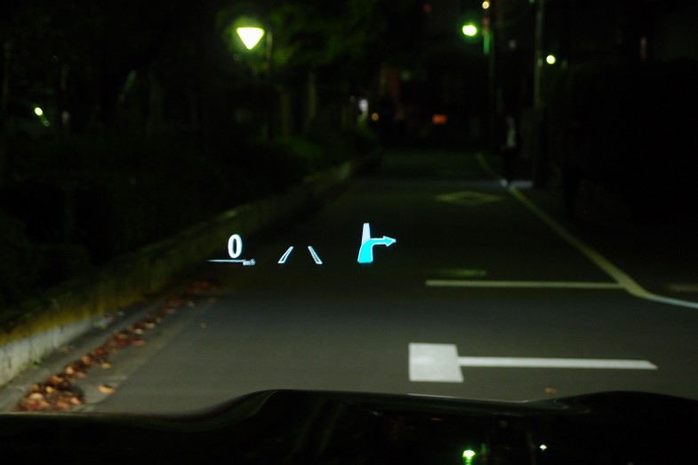 レクサスlxの先進機能 その フルカラーヘッドアップディスプレイ 少ない視線移動で安全に運転情報をキャッチ トヨタ自動車のクルマ 情報サイト Gazoo
