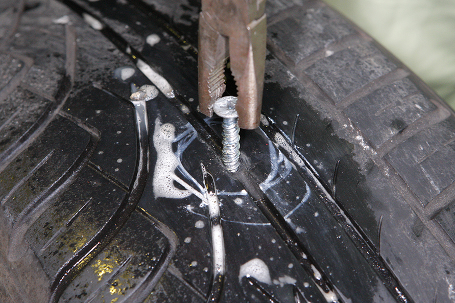 もし、タイヤトレッド面に釘などの異物が刺さっているのを発見したとしても慌てなくて大丈夫。大半の場合はディーラーやカーショップで修理してもらうことができるし、カー用品店などで販売されている専用のパンク修理キットを使えばDIYでも十分対応可能だ。ただし、タイヤのサイドウォールが裂けてしまった場合は、残念ながらタイヤ交換を前提に考えよう。修理が可能なこともあるが、安全面を考えれば思い切って交換した方がいい。
