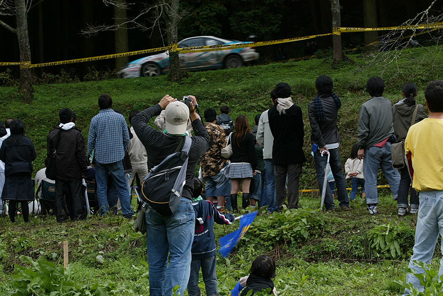 2007年：全日本ラリー選手権として初めての開催。会場から歩いていくことの出来る観戦エリアには多くの観客が集まり、林道コースを駆け抜けるラリーカーの迫力を楽しんだ。このほうらいせんSSは桜淵公園から歩いて観戦に行くことの出来る人気スポットでした（現在は使用されていません）。