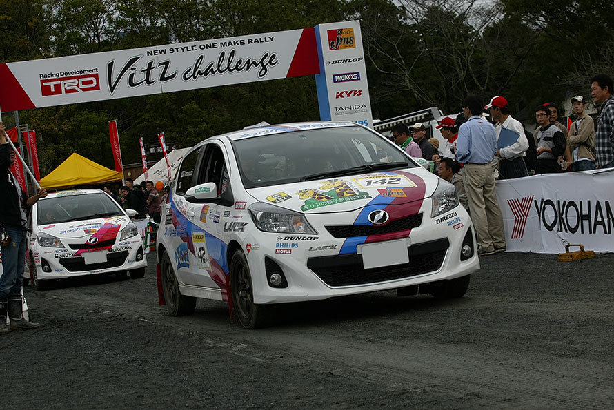 2011年：国内屈指の人気ワンメイクラリーシリーズ「TRDヴィッツチャレンジ」との併催がスタート。全日本ラリー選手権などのエントラントを足して合計100台を超えるイベントに。スタートゲートから1台ずつMCの紹介を受けてスタート＠桜淵公園。