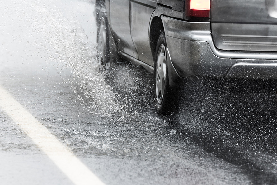 もしも運転中に 大雨 に遭遇したら 知っておくべき12のポイント トヨタ自動車のクルマ情報サイト Gazoo