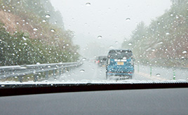 もしも運転中に「大雨」に遭遇したら？　知っておくべき12のポイント