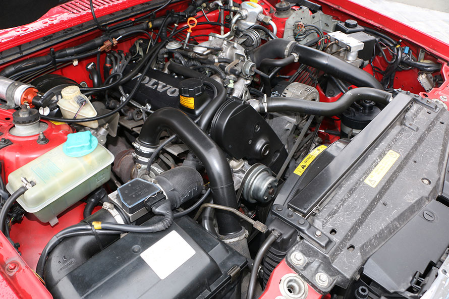 1996年式940エステート ポーラSXのエンジンルーム。ボルボ・クラシックガレージの販売車両は、いずれも定期的なメンテナンスを受けており、新しいユーザーが安心して付き合えるようコンディションが整えられている。