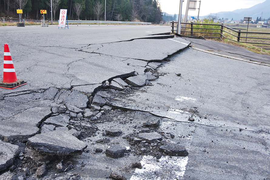 もしも運転中に 大きな地震 が起きたら 知っておくべき6つのポイント トヨタ自動車のクルマ情報サイト Gazoo