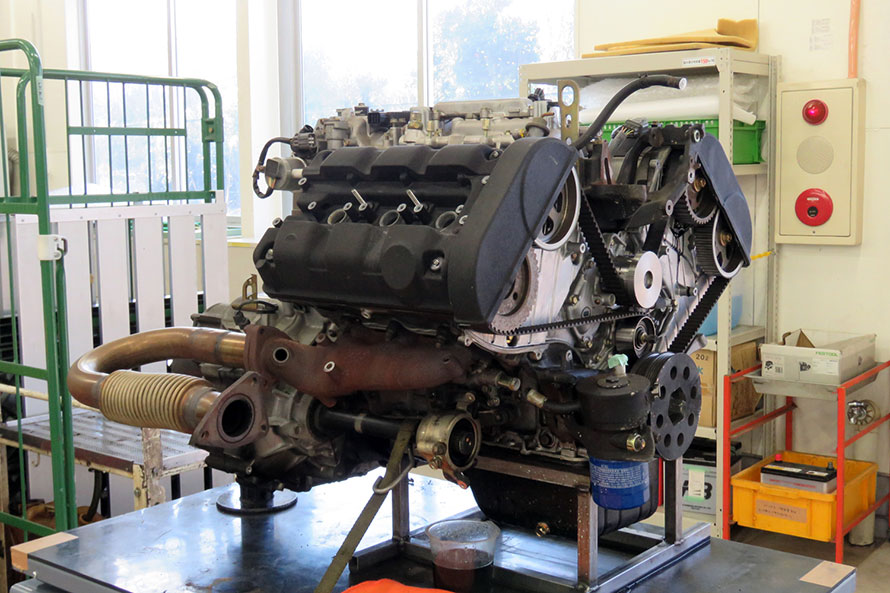 車体から下ろされたNSXのエンジン。同時期の高性能スポーツカーのエンジンとしては頑丈で、整備はやはり消耗品の交換が主となるという。