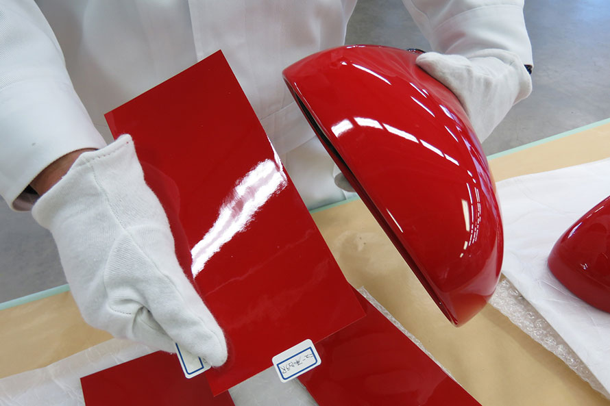 NSXリフレッシュプランでは、ボディーに再塗装を施す際、純正部品のドアミラーを元に色を調整するという。