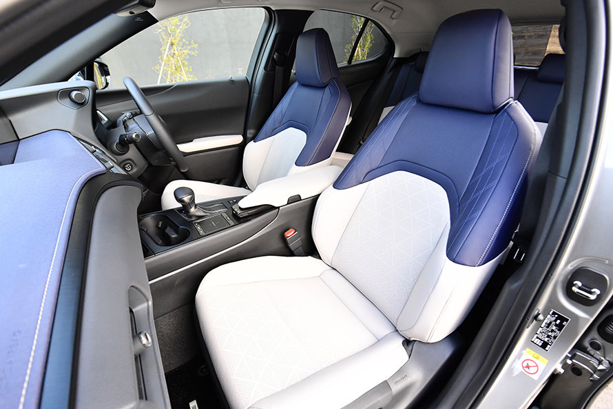 UXのシートの着座位置は、SUVタイプのクロスオーバーモデルとしては低めに設定されている。写真はUX“version L”のフロントシート。