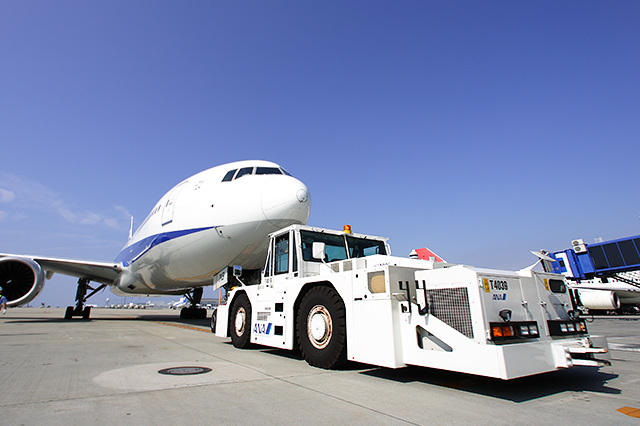 働くクルマ 大集合 航空機牽引車 空港で活躍するクルマ トヨタ自動車のクルマ情報サイト Gazoo
