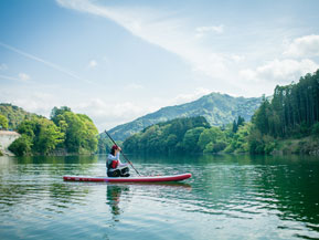 水がきれいな奥伊勢ダム湖で、大人気のSUPに挑戦　三重県大台町