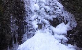 厳冬期に氷結する、神秘的な払沢の滝へドライブ　東京都檜原村