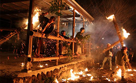 握り飯をめぐる火の粉の中の激しい合戦！取り追う祭りへドライブ　佐賀県伊万里市